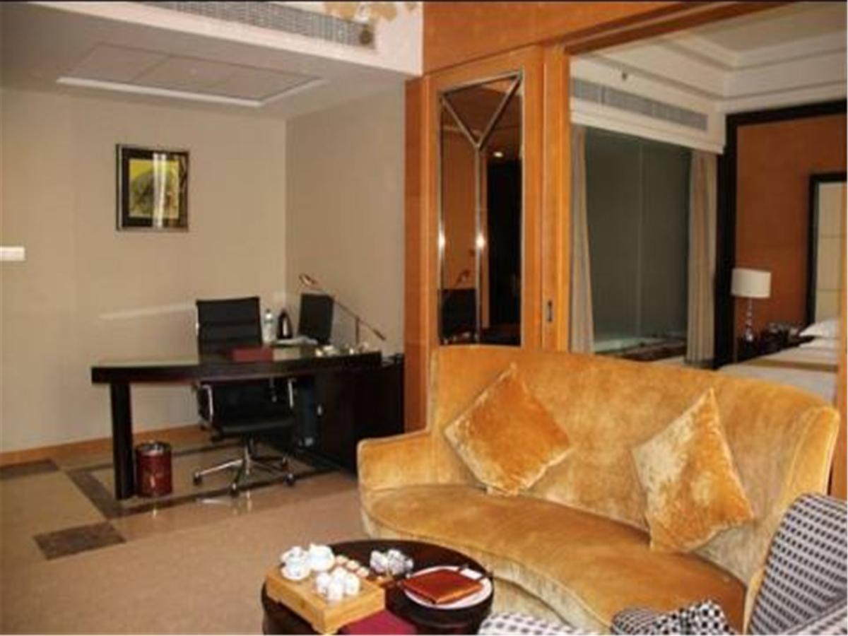Weifang Ramada Plaza Hotel Exterior photo